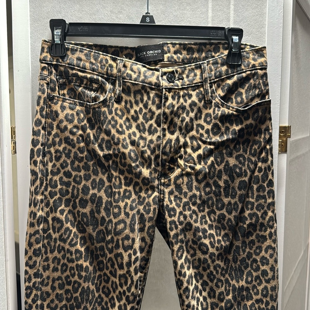 Beautiful cheetah print jeans with distress details at the ankle